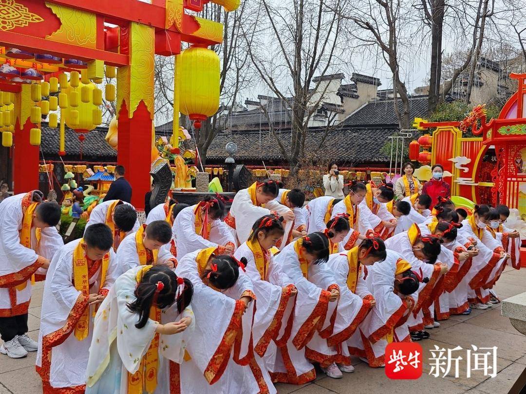 丹墀而上,青少年參觀了孔子及其弟子的塑像,聆聽了