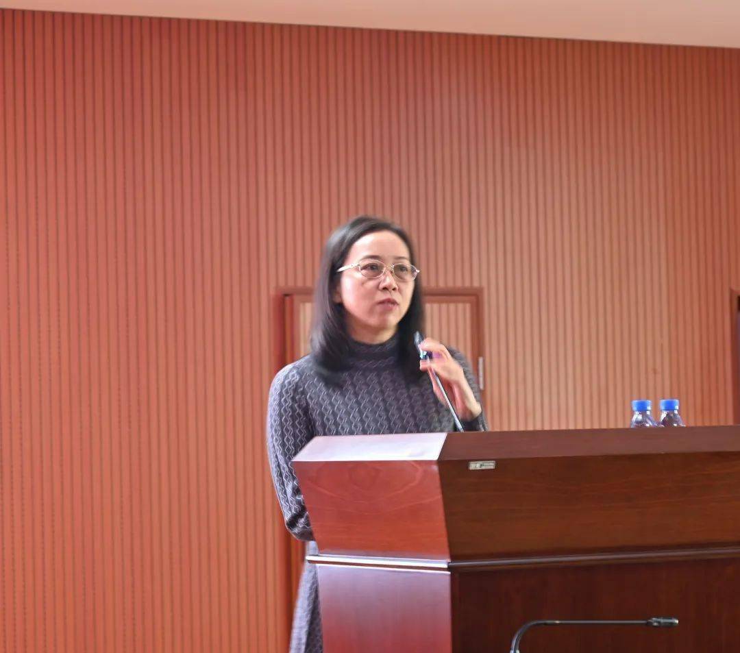 紧接着省广东省人民医院生殖医学科林芸教授别开生面的讲解了异常子宫