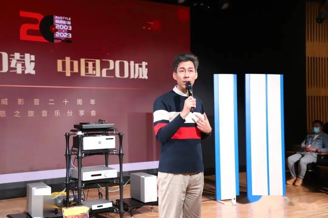 在活动现场,"真人版梁大官人"为大家带来了主题为"音乐就是阳光空气和