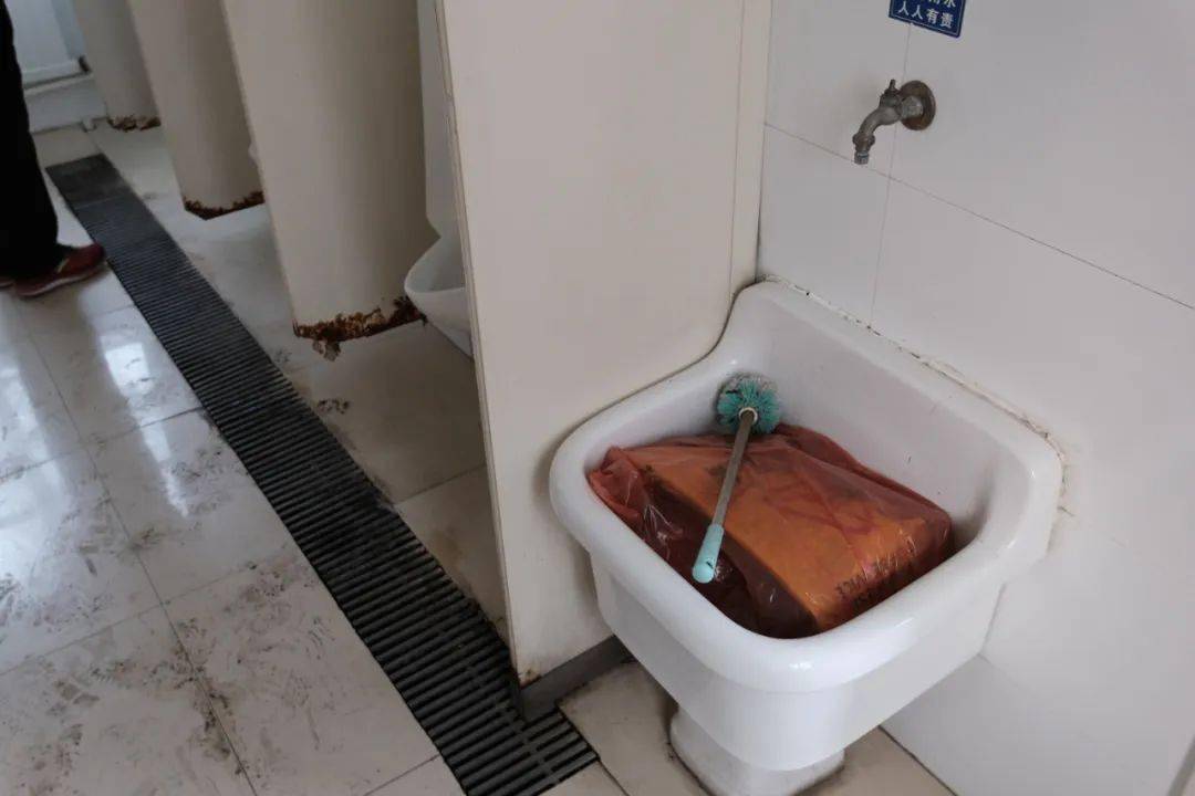 公共厕所脏乱差 文明形象受影响_城市_督查_现象