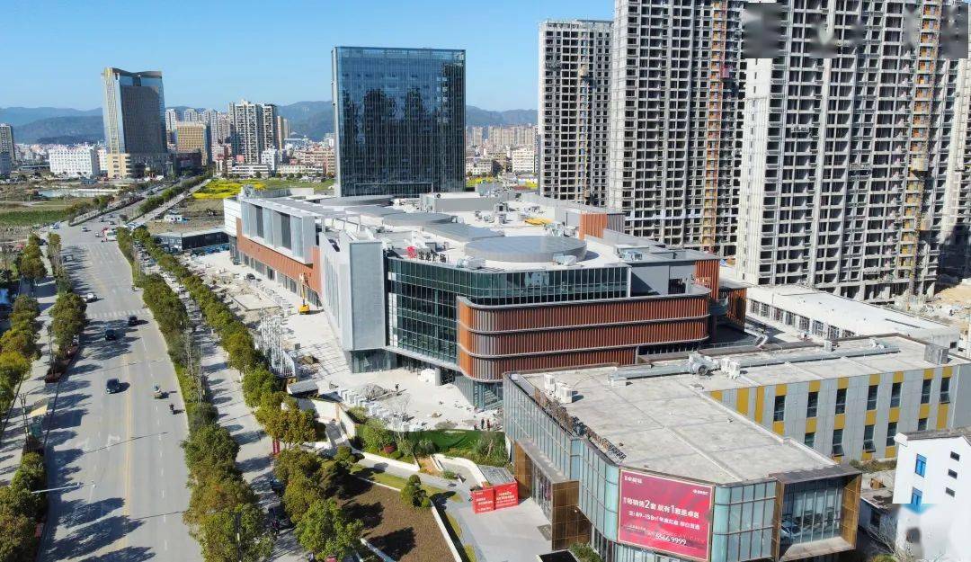 而在柳青南路薛宅村段,雄踞沿线的商业综合体项目——宝龙广场已基本