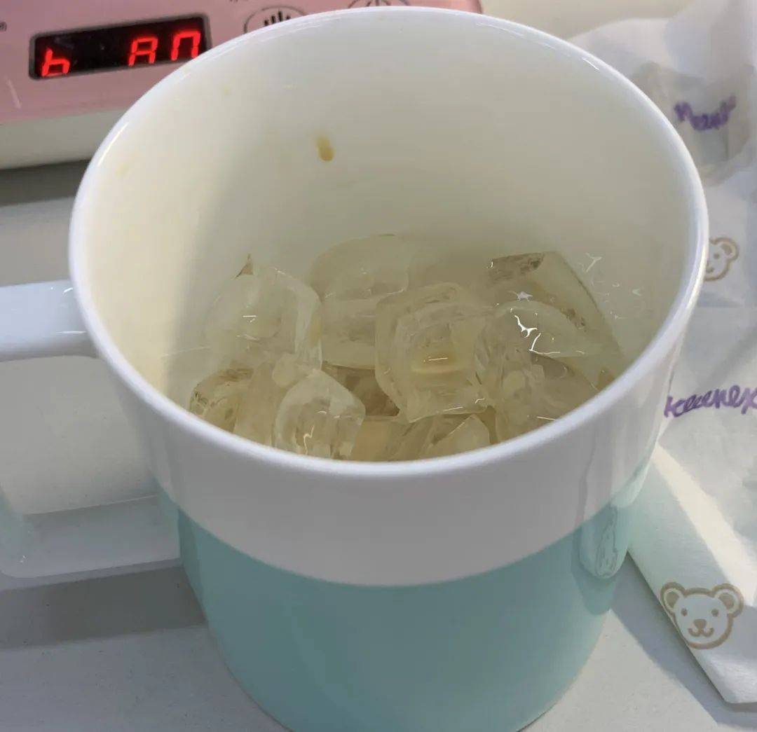 一杯咖啡半杯冰，这是卖冰还是卖咖啡？| 新京报快评_奶茶_消费者_冰块