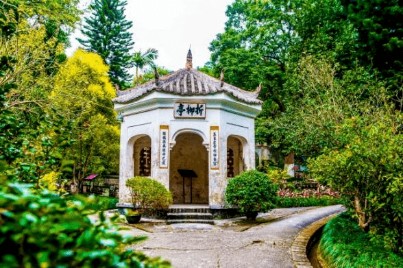 折柳亭吕芋农热爱学习,非常重视培养读书人,树人堂大门有一副楹联"花