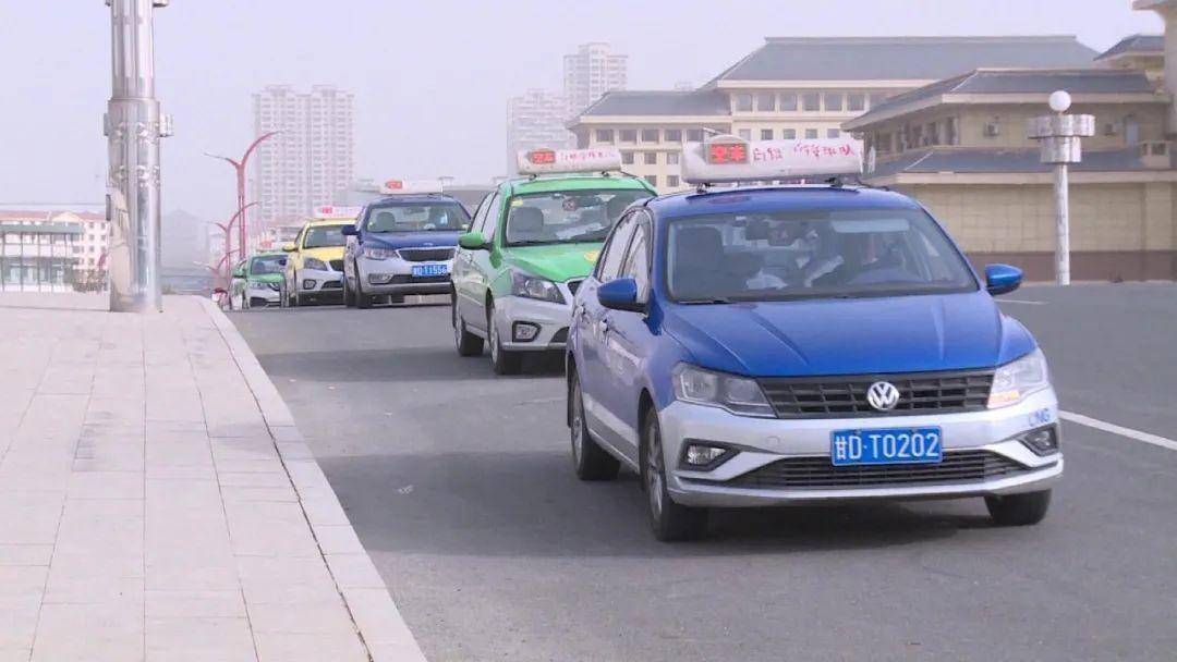 全国岗位学雷锋标兵高启飞:志愿服务 助人为乐_白银_出租车_乘客