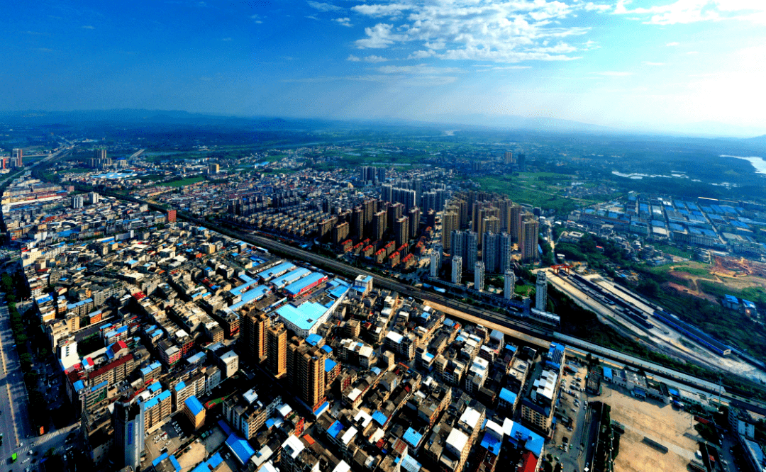 漕河镇位于蕲春县境中部偏南,是全县的政治,经济,文化中心,属京九铁路