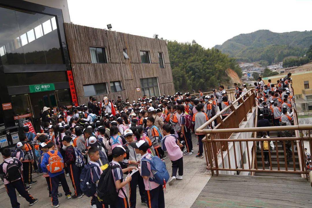 龙岩师范附属小学四年级全体师生走进龙岩地质公园,蛟洋文昌阁开展以"