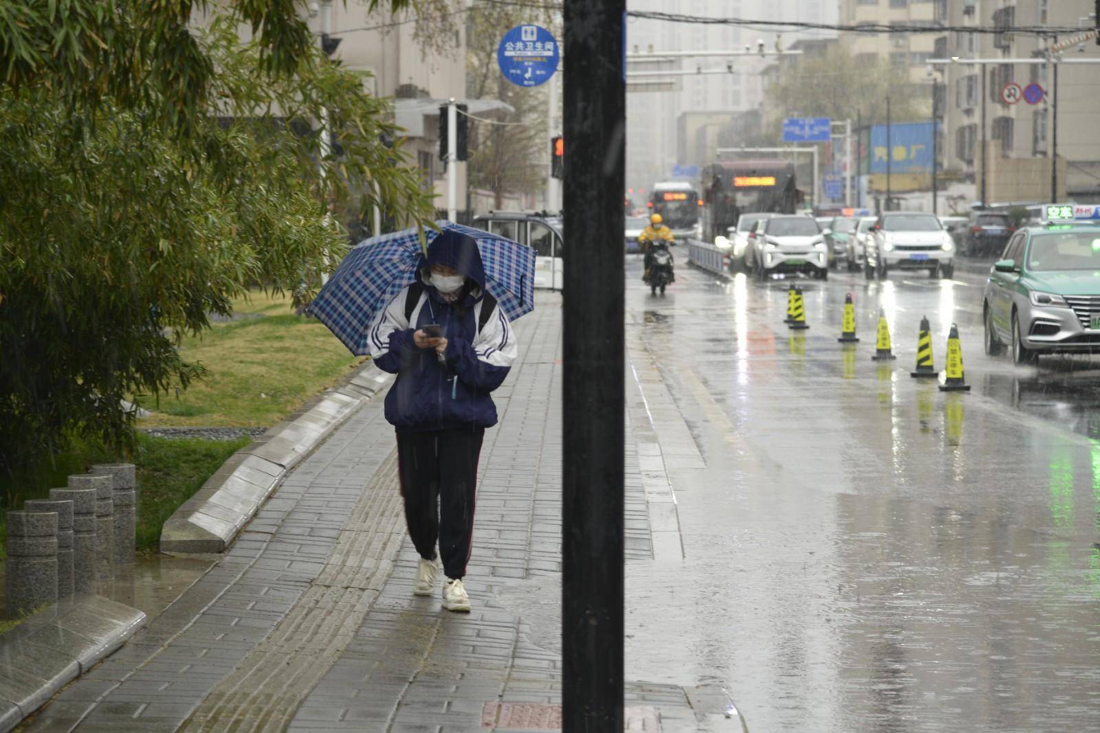 郑州雨雪“套餐”正在派送中 及时添衣防受寒