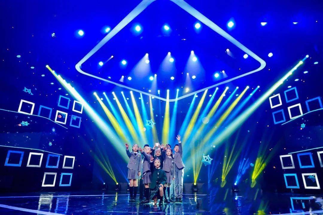 光,电,视"等多媒体技术手段,构建了与普通舞台完全不同的沉浸式舞台