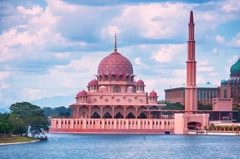 所以被称为水上粉红清真寺主体建筑又有四分之三建在水上粉红清真寺