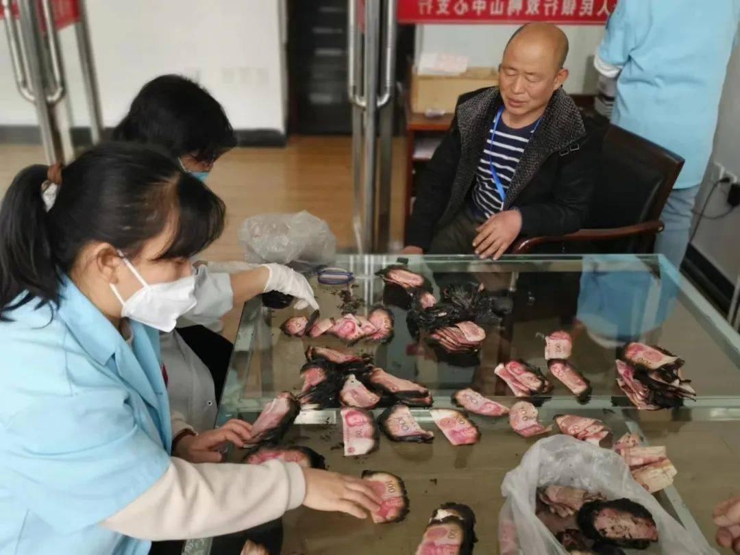 7万元的"火烧币"竟然兑换了这么多……_大哥_人民币_支行