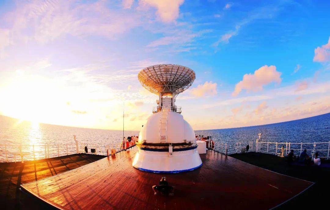 黄昏——远望3号船(摄影:周云东)虎胆水手故事会——远望5号船(摄影