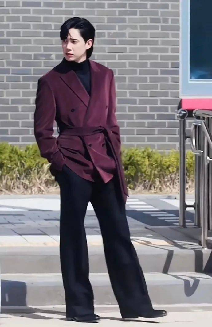 再加上朴成焄本人身高183,肩宽腿长,剧里犹如行走的衣架.