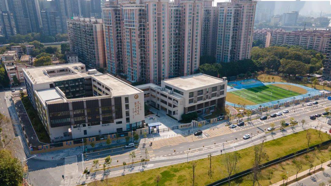 沙面小学(大坦沙校区)实拍图我们可以发现,大坦沙开发的一个重要特征