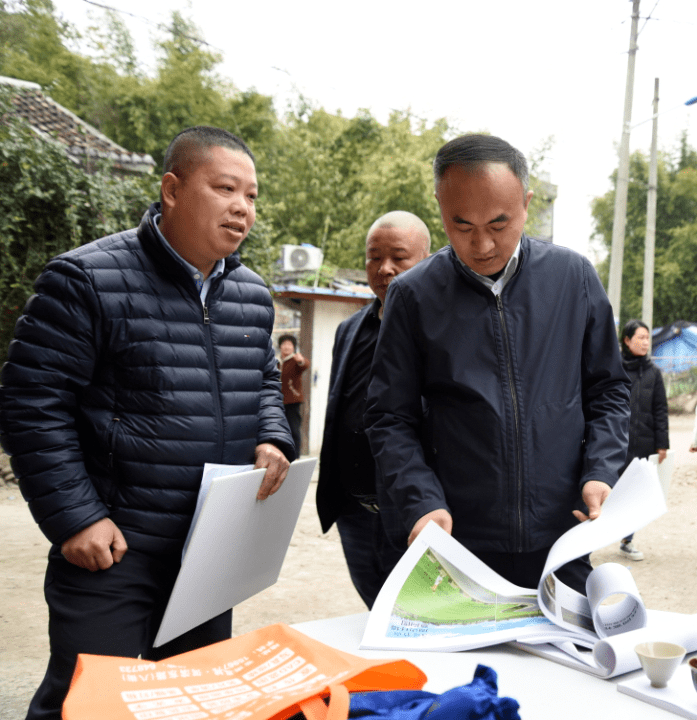 富溪村地處藻溪鎮域東部半山區,位於靈沙公路,藻龍線和礬藻線三線交匯