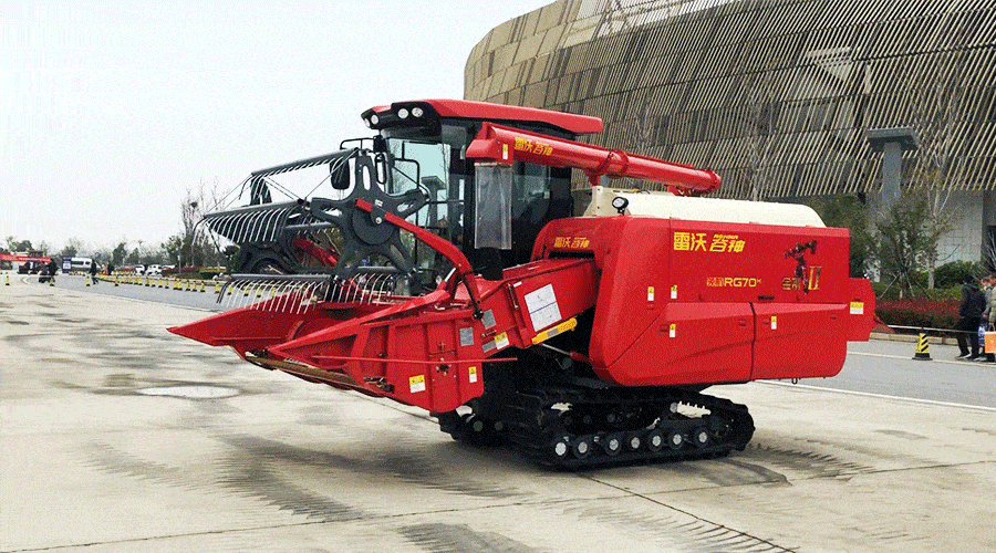 在室外展示区域,雷沃谷神领航金刚ii代履带机演示现场热闹非凡,现场