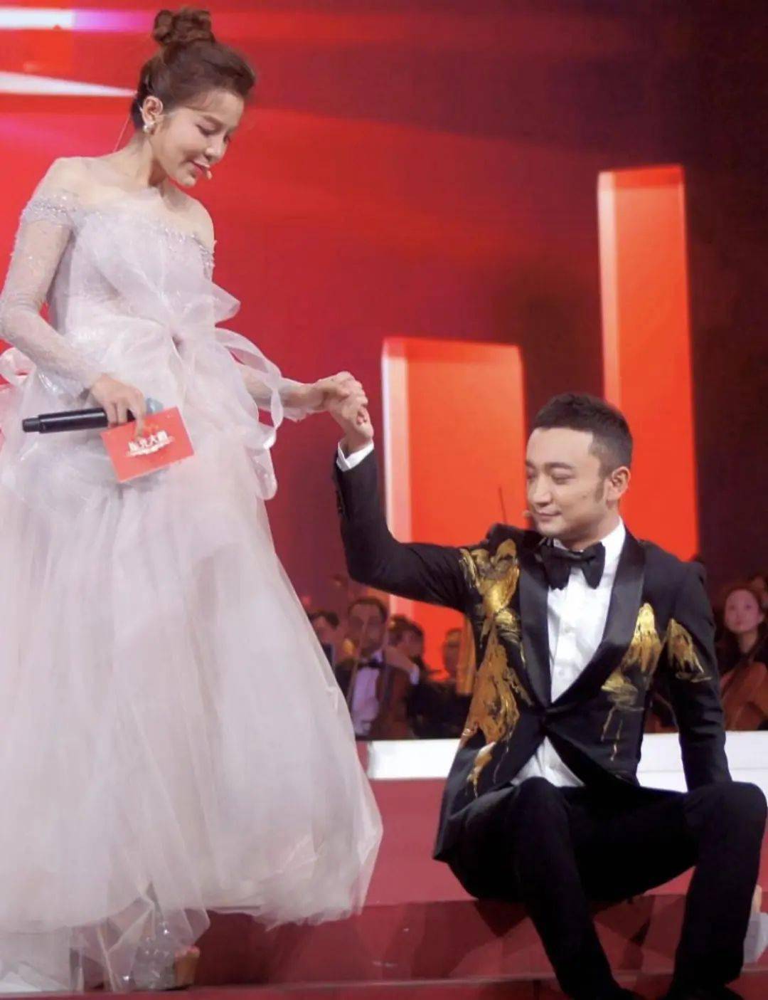 尼格买提公主抱大10岁朱迅,紧捂女方裙摆好绅士,两人曾贴脸亲吻_声明