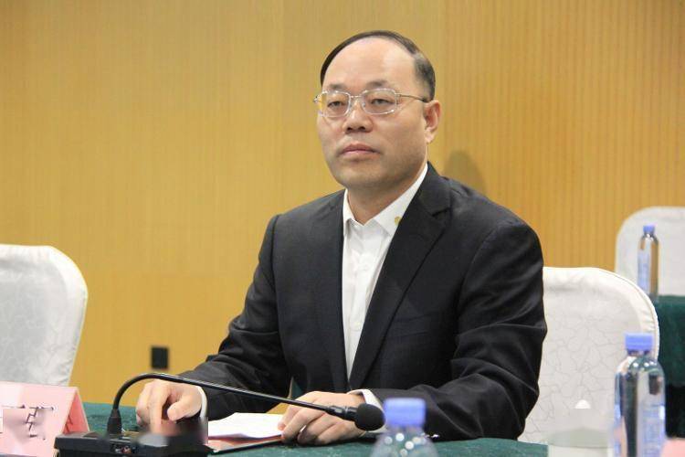 在热烈的掌声中,恒信集团董事长张玉强与平安消防董事长徐介纲签订