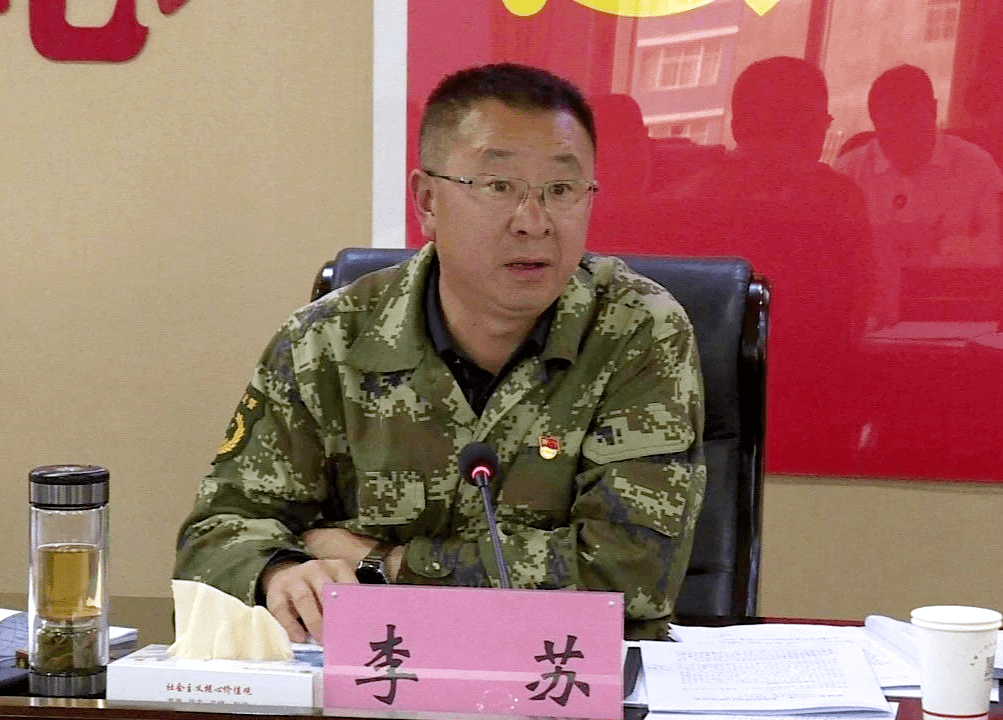 在调研座谈会上,县委书记舒进汇报了产业园区,弥昌高速,宾南高速,弥渡