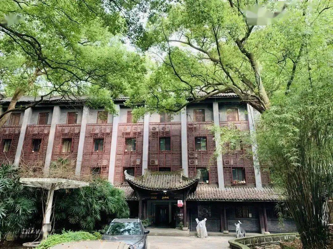 德诚楼底楼大厅如果你想了解更多关于财务报销的信息请关注西南医科