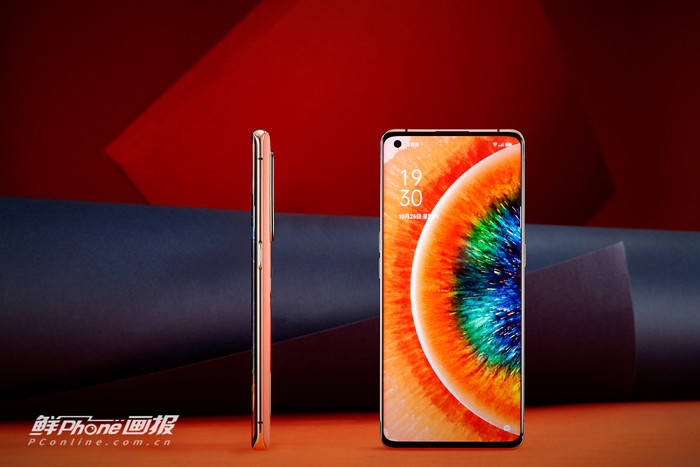 在oppo find x对于屏占比的探索后,oppo find x2系列对于屏幕的追求更