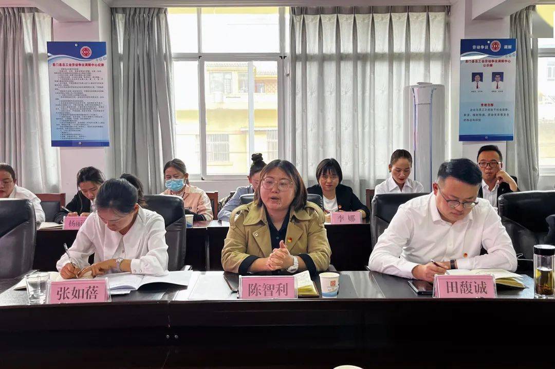 会上,全体参会人员集中观看了警示教育片《警钟为你而鸣》,团县委书记