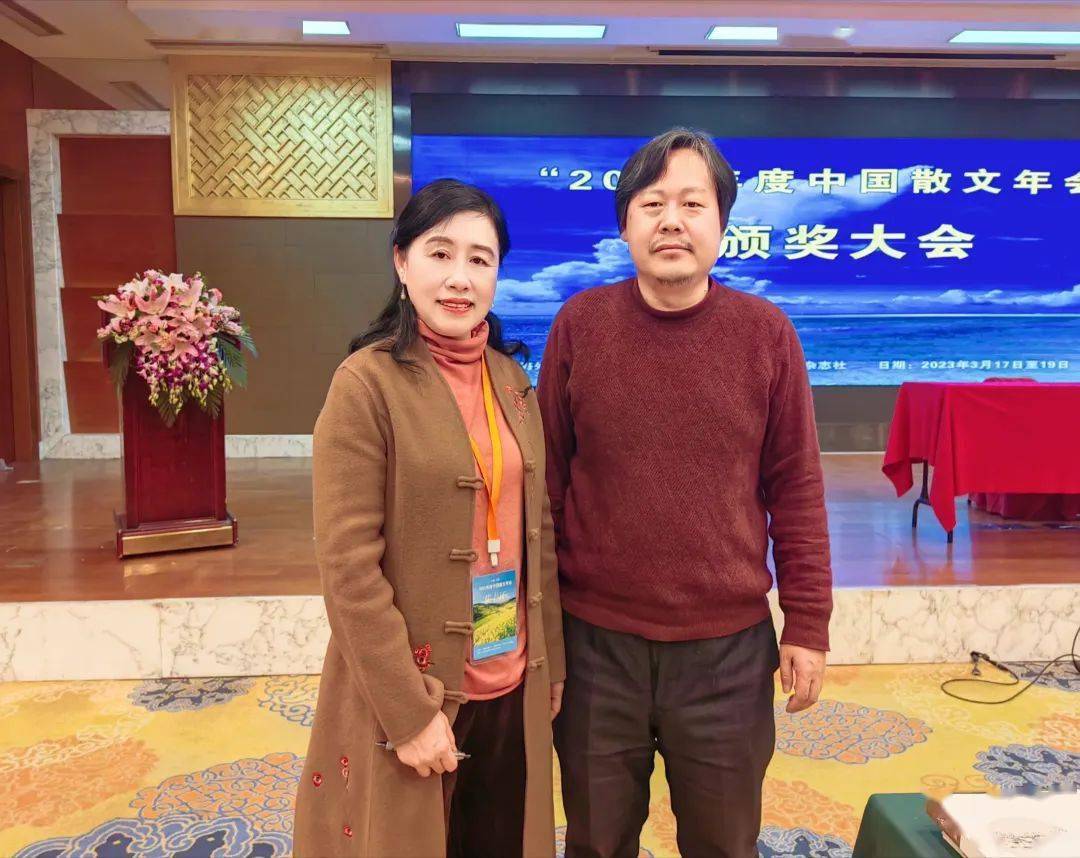 与《海外文摘》杂志社,《散文选刊·下半月》杂志社执行主编蒋建伟(右