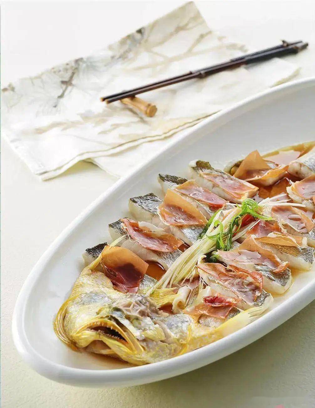 海鲜也不可或缺,绿波廊品牌总厨司炯介绍,这次他们推出的春季菜单里有