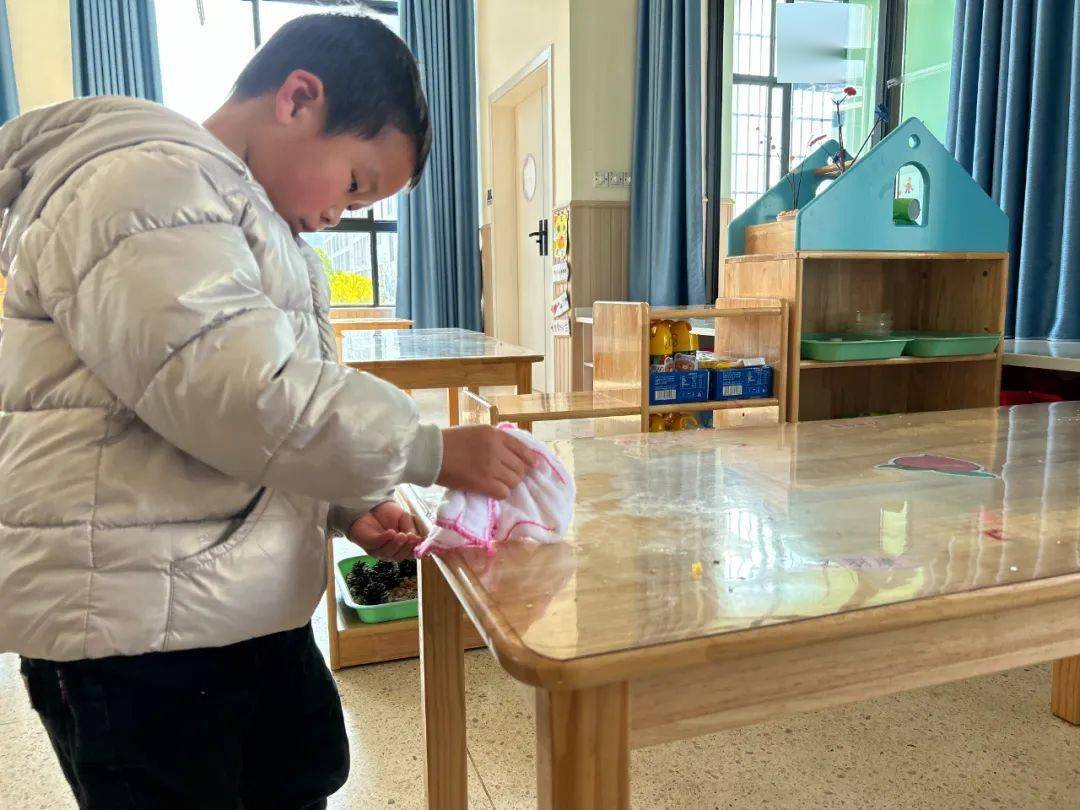 这天,幼儿园特别热闹,原来是宝宝们在擦桌子,栏杆,门窗,大型玩具城呢!