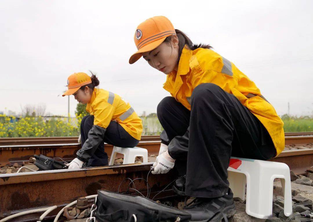9名"00后"女大学生分配到工务段以后……_探伤_作业点_焊缝
