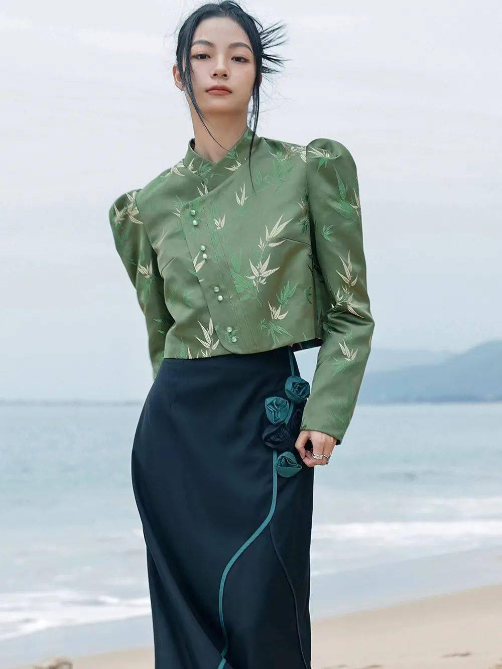 适合各种场合,所以像下面这种一眼就能看出是唐装款式的中式外套就暂