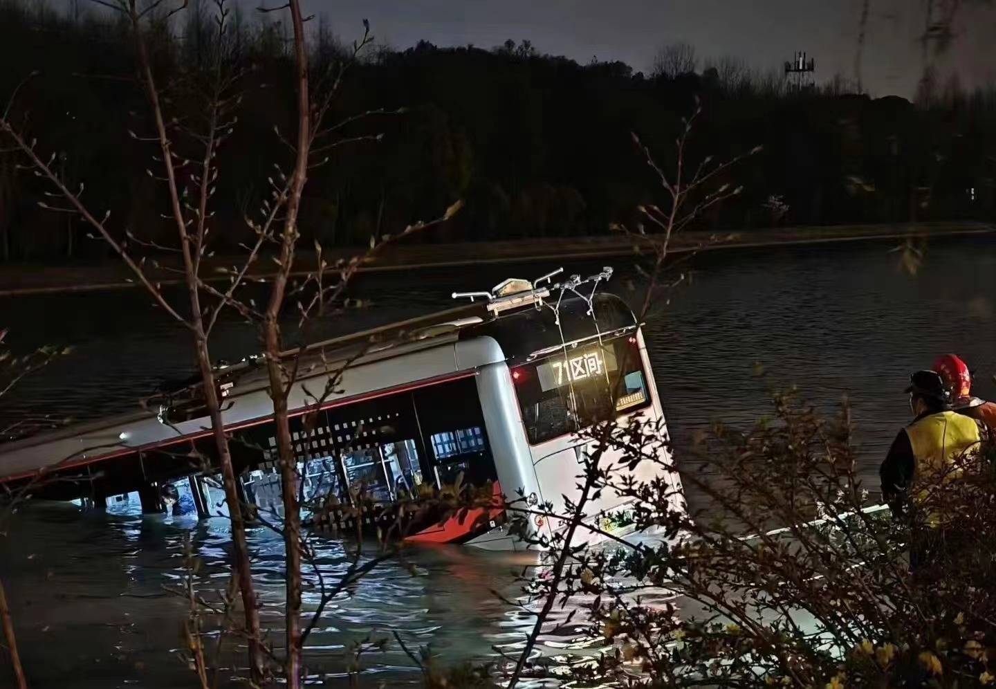 “驾驶员”上海一71路公交车冲入河中：涉事司机被救出，车上无其他乘客