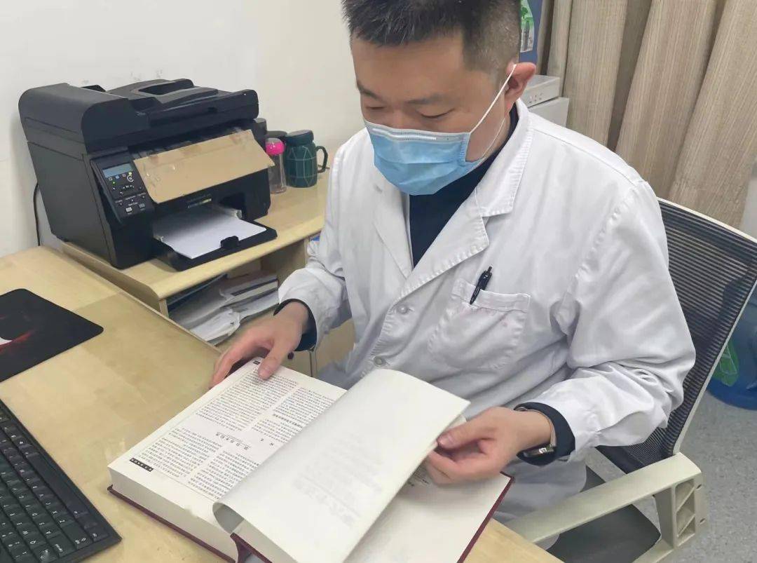 让尖锐湿疣出圈,他被 400 万网友称作「菜花医生」_许超_科普_微博