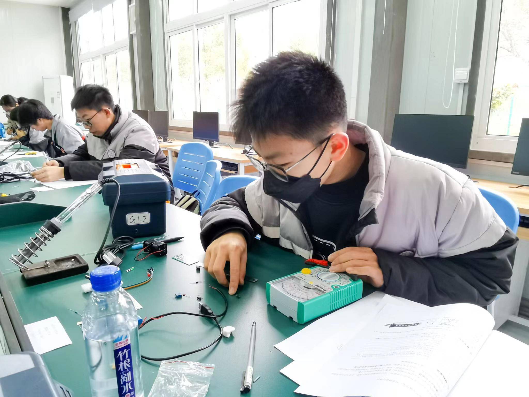 松江区教育局宣传德育科副科长王本运介绍,开展劳动技能和劳动成果