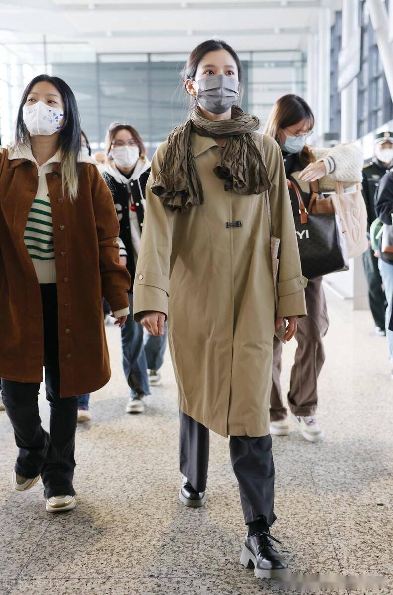 街拍:张婧仪棕色围巾 阔腿裤朴素大方_上海_机场