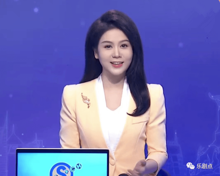 恭喜,广东知名主持人五星级酒店大婚!戴各种金器显贵气,新郎帅气十足