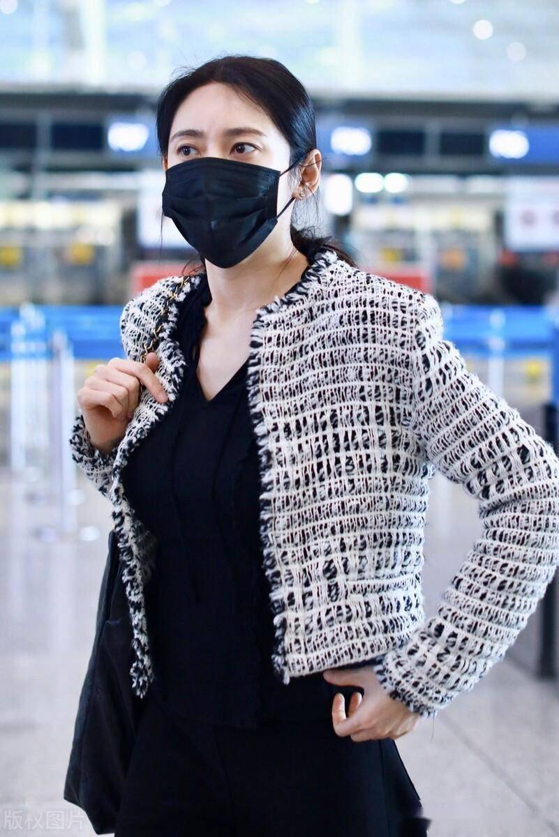 街拍:秋瓷炫黑色套装搭配花呢外套修身时尚_北京_机场