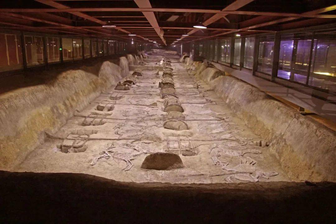 南邻八岭山楚墓群,北靠荆山,是国家级大遗址保护荆州片区的重要组成部