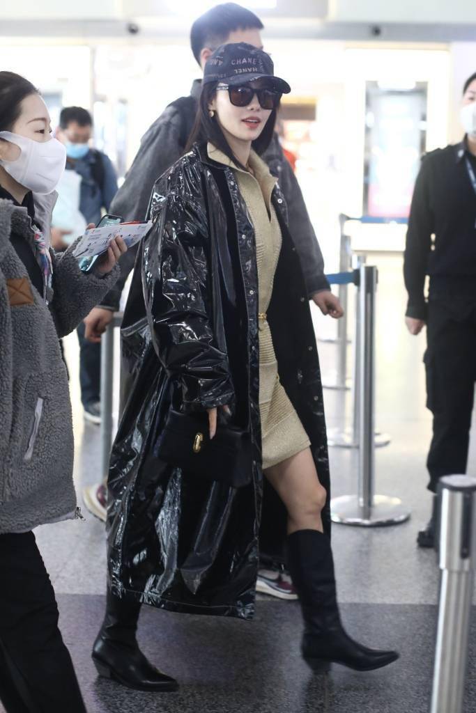 张嘉倪漆皮风衣配针织裙造型现身机场 摩登女郎既视感_黑色_连衣裙