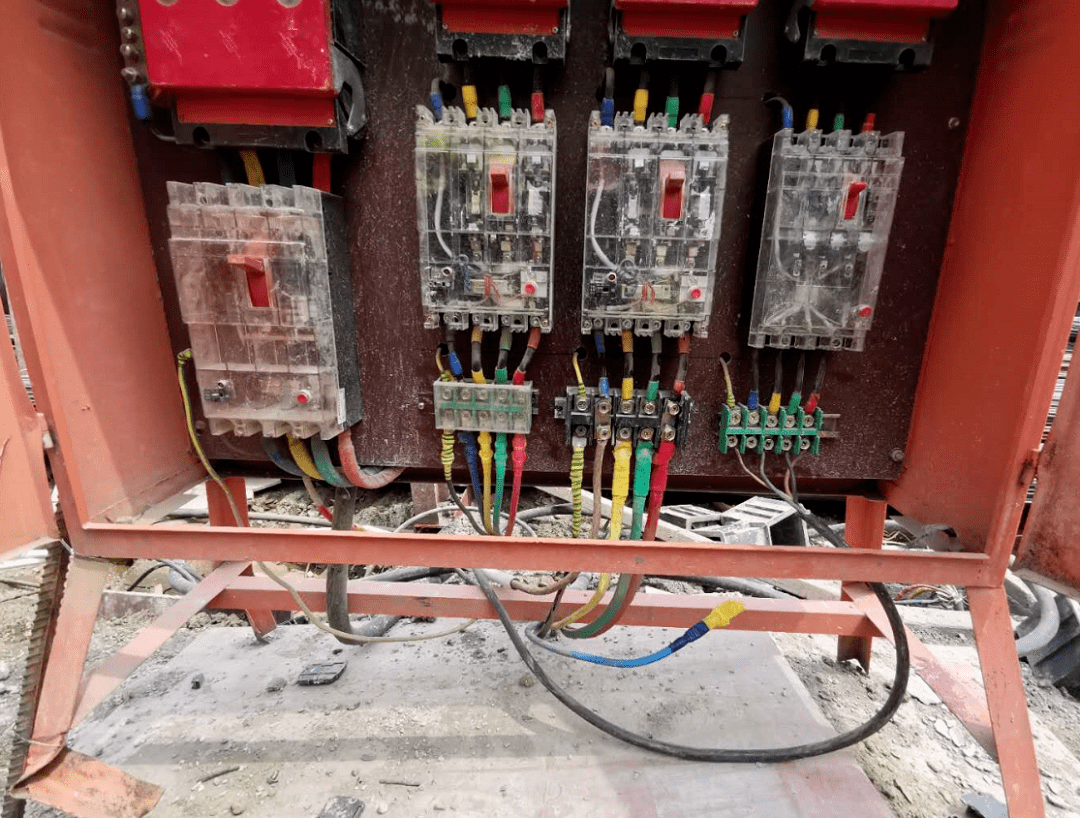 施工现场临时用电怎么做才标准?正反案例对比便知!_开关_保护_接地