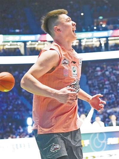 "小个子"大学生加冕扣篮大赛冠军_杨浩_中国_进行