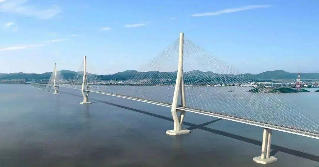 世界最大跨度三塔钢箱梁斜拉桥丨青龙门大桥首桩钢护筒插打完成_施工
