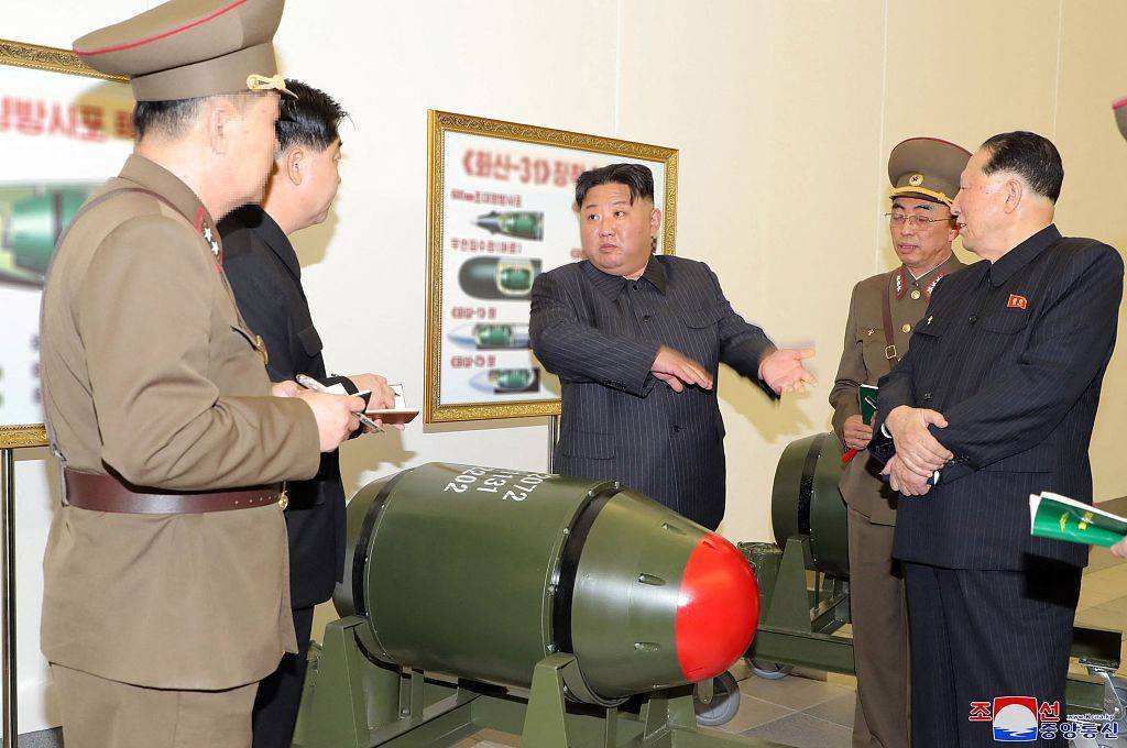 “朝鲜”朝鲜首次公开实战化核弹头，一次性展示至少10枚