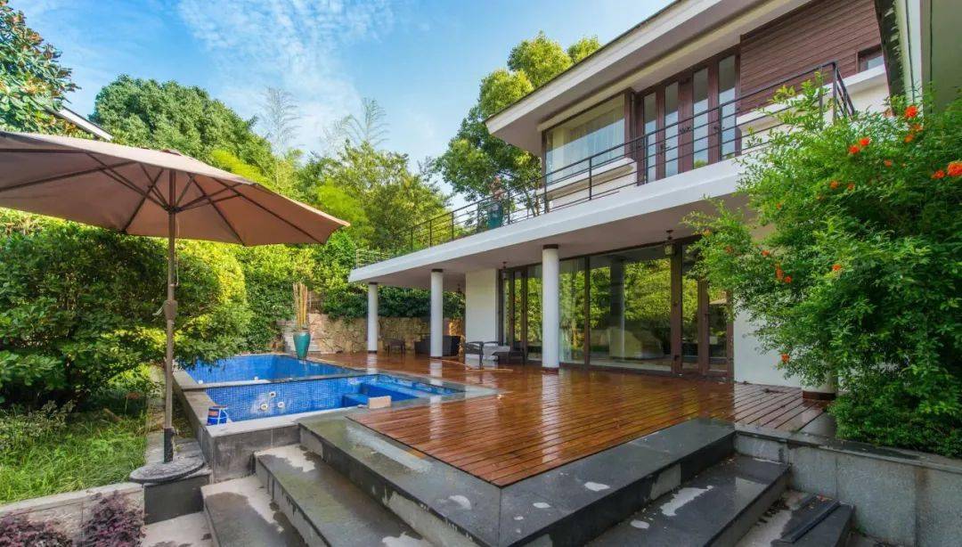 涵田半岛隐藏在山林竹海间,坐拥绝美天目湖湖岸线,两层相加高达200多