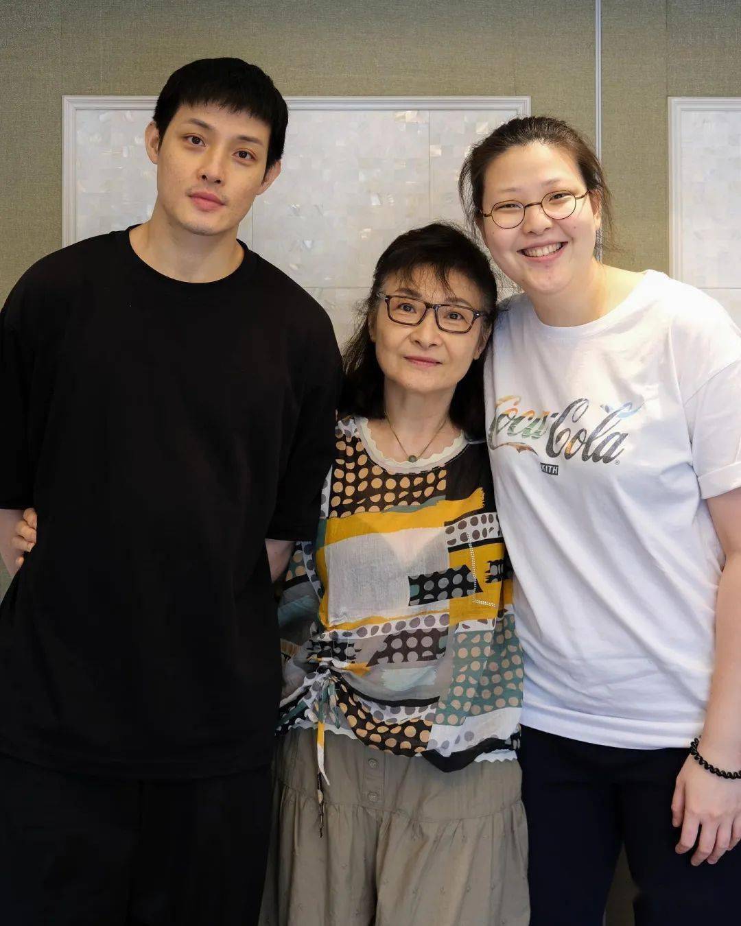 近况,晚年常在原配一家身边,二房3名子女在国外留学_寇家_许黎丹_孙女