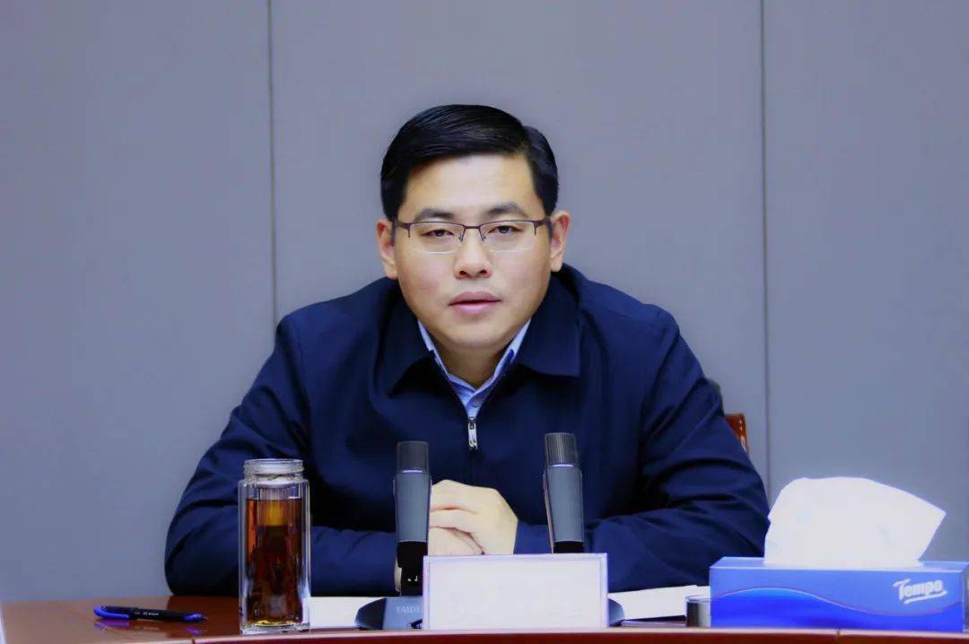 贾敬远以普通党员身份参加区委办党支部组织生活会 要求在"四个第一"