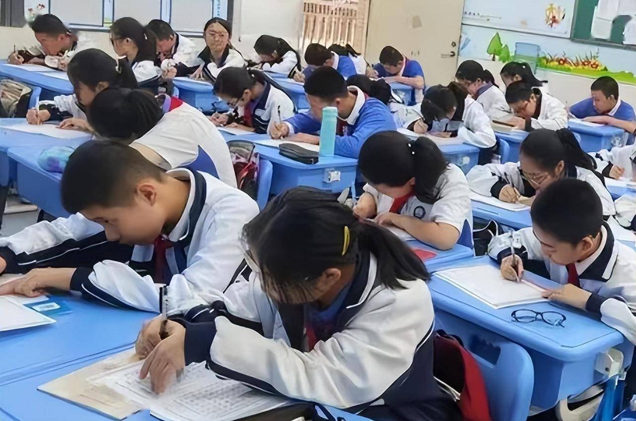 初中生放学照意外走红,185身材让人羡慕,现在学生吃啥长大的?