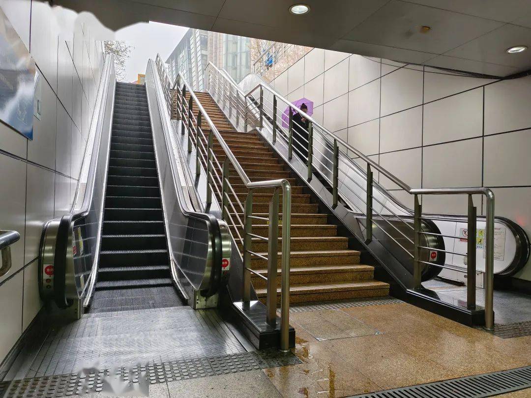 市民乘坐地下通道扶梯▲扶梯中间增设具有缓冲作用的障碍球今年下