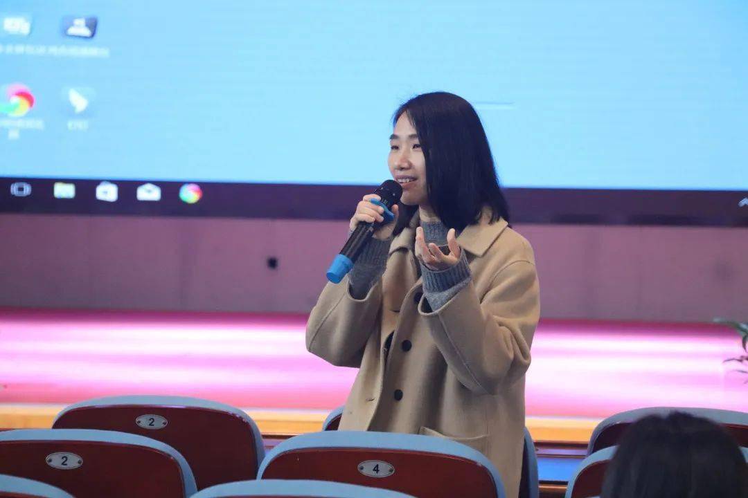 毕然:万老师上课从容淡定,学生错了没关系,可以再来,对我来说最需要