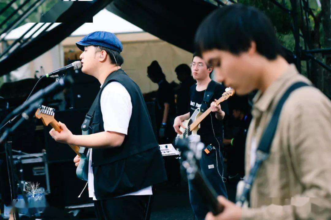 14:00 海山舞台 bad sweetheart许久未见的theseus忒修斯在台上频频与