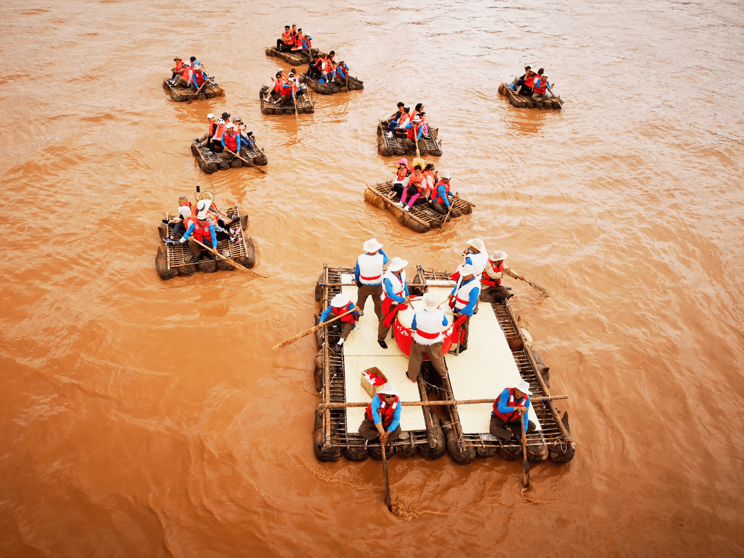 乘羊皮筏子漂流在黄河之上,随着波涛的起伏,颠簸而行,听筏工师傅唱起